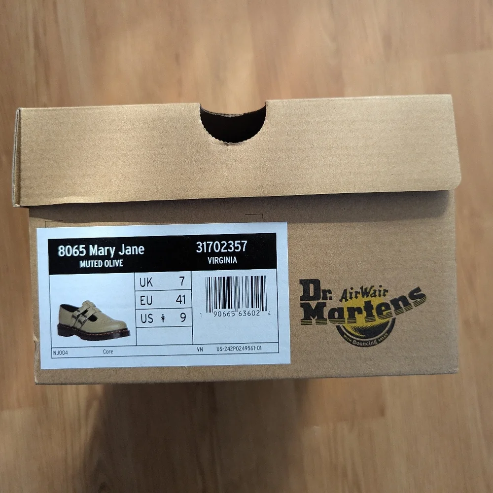 Dr. Martens 8065 Mary Jane Virginia Leather Shoes - Picture 6 of 6